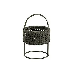 Mørkegrøn lampe med flettet design, rund base og integreret håndtag.