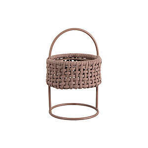 Moderne lampe med rund base, mørk rosafarvet flettet krop og håndtagslignende struktur.