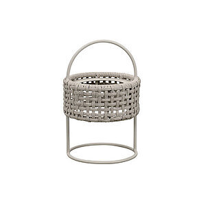 Cylindrisk lampe med flettet mønster, håndtag foroven og rund base i sandfarvet Cane-line Soft Rope.