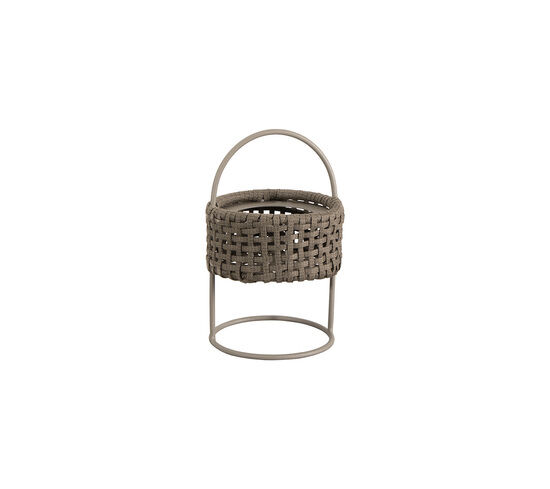 Taupefarvet Cane-Line lampe med flettet design og rund base, lavet af blødt reb.