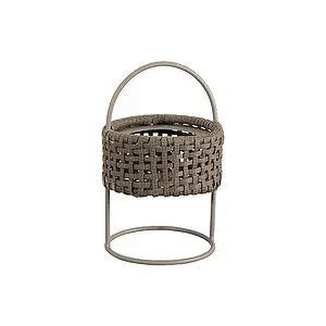 Taupefarvet Cane-Line lampe med flettet design og rund base, lavet af blødt reb.