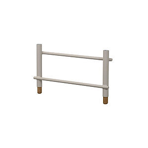 Rektangulær ramme i sandfarvet aluminium med to lodrette stolper og basiskapper i anden farve.