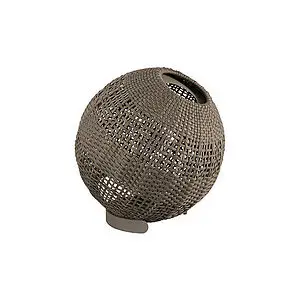 Rund lampe i taupe med flettet design og åben top, lavet af Cane-line Soft Rope.