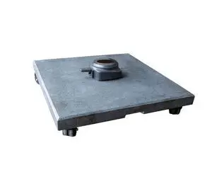 Grå kvadratisk parasolfod med hjul og central parasolholder. Glat overflade for nem bevægelse.