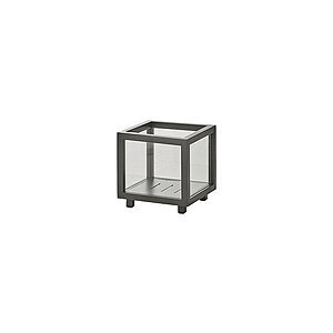 Lille firkantet lanterne med glas på alle sider, let hævet design.