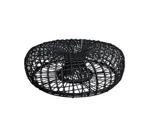 Rundt møbel med åbent fletdesign og cirkulært mønster, stor størrelse.