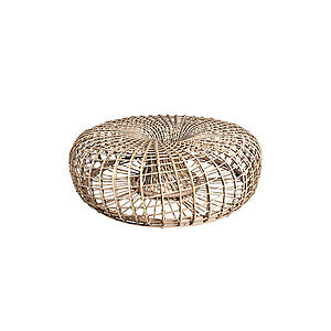 Rundt, vævet møbel i naturlig farve med åben struktur, kan bruges som bord eller fodskammel.