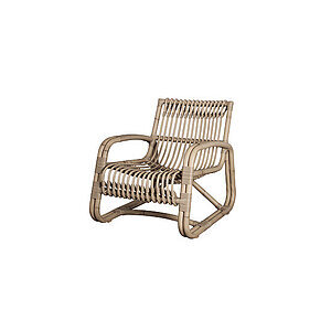 Udendørs loungestol med skulpturel form, naturlig farve, buede armlæn og slatted sæde og ryglæn.