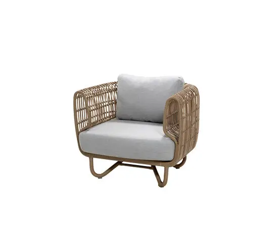 Udendørs loungestol med flettet design og lysegrå hynder. Åben vævning på sider og ryg, robust stel.