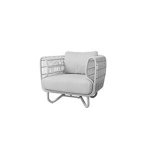 Moderne loungestol i lys fletdesign med komfortable hynder, velegnet til udendørs brug.