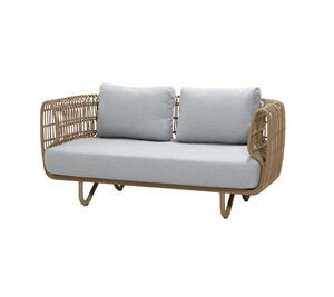To-sædet sofa med lys grå hynder, vævet base i naturfarve, afrundede armlæn, minimalistisk design.