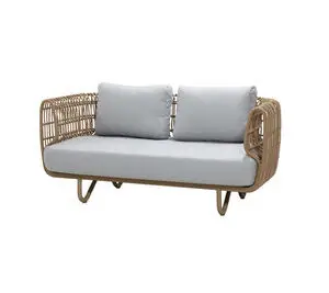 To-sædet sofa med lys grå hynder, vævet base i naturfarve, afrundede armlæn, minimalistisk design.