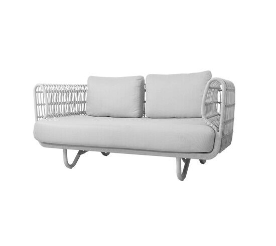 Udendørs to-personers sofa med lys fletdesign og hynder på sæde og ryg, velegnet til terrasser.