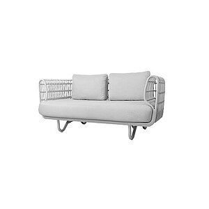 Udendørs to-personers sofa med lys fletdesign og hynder på sæde og ryg, velegnet til terrasser.