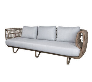 Udendørs sofa til tre personer, naturfarvet flet, lysegrå hynder, fire ben, moderne design.