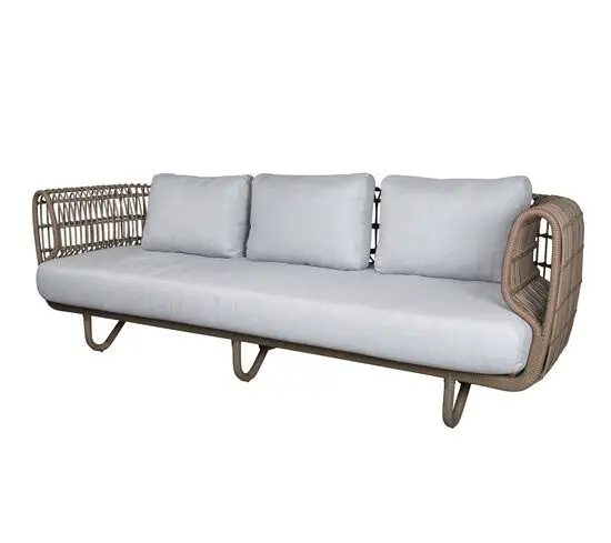 Udendørs sofa til tre personer, naturfarvet flet, lysegrå hynder, fire ben, moderne design.
