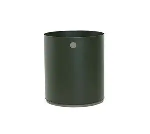 Mørkegrøn, cylindrisk plantekasse med mat finish og cirkulært designelement. Minimalistisk stil.