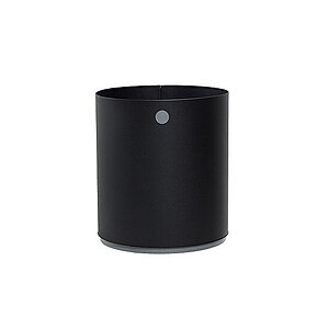 Cylindrisk plantekasse i mørkegrå med lille cirkulær detalje og lysere hævet bund. Enkel og stilfuld.