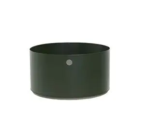Mørkegrøn, cylindrisk plantekasse i aluminium med glat overflade og rundt emblem på forsiden.