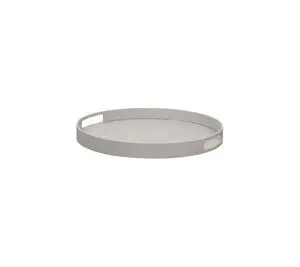 Rund bakke med glat overflade og udskårne håndtag. Neutral farve, minimalistisk design.