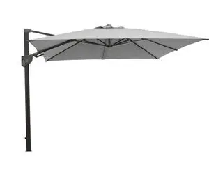Moderne, lysegrå parasol med kvadratisk skærm og mørk stang i kantileverdesign.