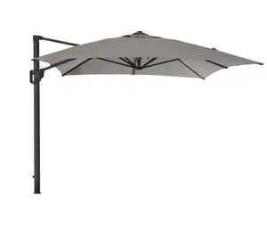 Parasollen har kantileverdesign med taupe/grå baldakin og aluminiumsramme.