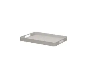 Rektangulær bakke i sandfarvet aluminium med glatte kanter og udskårne håndtag på de korte sider.