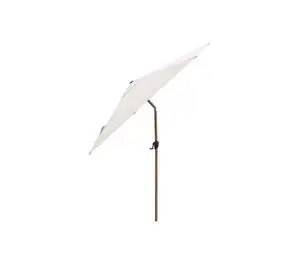 Sideview af parasol med lys skærm og træ-lignende stang. Skærmen er let skråtstillet.
