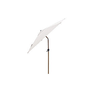 Sideview af parasol med lys skærm og træ-lignende stang. Skærmen er let skråtstillet.