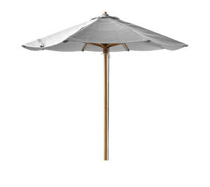 Parasol med lys grå kuppel, teakstang, skrånende design og synlige ribber.