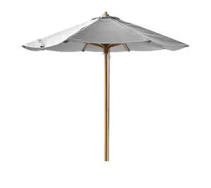 Parasol med lys grå kuppel, teakstang, skrånende design og synlige ribber.