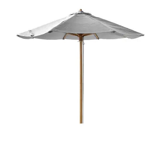 Parasol med lys grå kuppel, teakstang, skrånende design og synlige ribber.