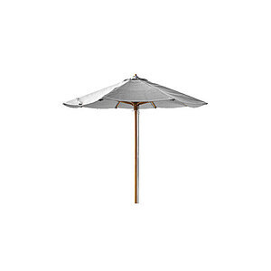 Parasol med lys grå kuppel, teakstang, skrånende design og synlige ribber.