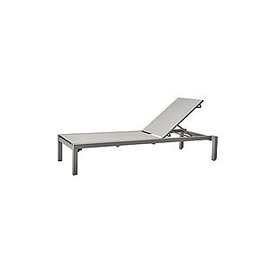 Lys grå solvogn med justerbart ryglæn og rektangulært design. Robust ramme med flere positioner.