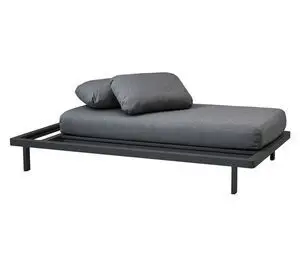 Lavprofileret 2-personers sofa med grå hynder og mørk ramme fra Cane-Line.