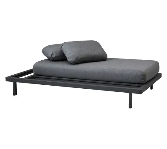 Lavprofileret 2-personers sofa med grå hynder og mørk ramme fra Cane-Line.