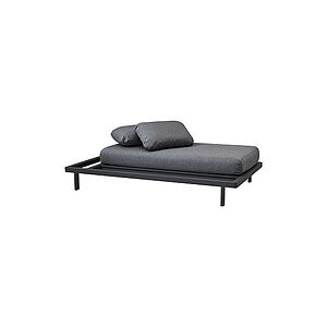 Lavprofileret 2-personers sofa med grå hynder og mørk ramme fra Cane-Line.