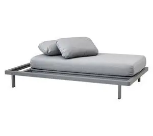 Moderne grå sofa med minimalistisk design, rektangulær form og to puder på hovedpuden.