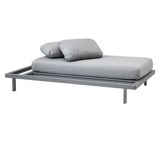 Moderne grå sofa med minimalistisk design, rektangulær form og to puder på hovedpuden.