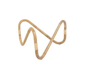 Wave-formet rattan stel med åben struktur i naturfarve, designet til indendørs brug.