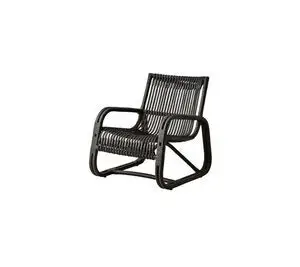 Sorte rattan loungestol med kurvet form, åben ryg, vævet mønster og minimalistisk stil.