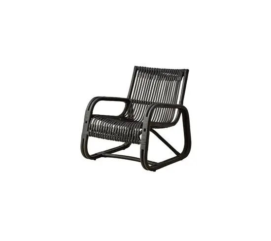 Sorte rattan loungestol med kurvet form, åben ryg, vævet mønster og minimalistisk stil.