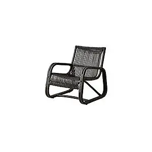 Sorte rattan loungestol med kurvet form, åben ryg, vævet mønster og minimalistisk stil.