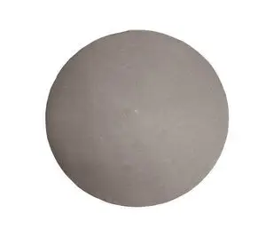 Rundt tæppe i taupe med flad, vævet overflade.