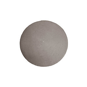 Rundt tæppe i taupe med flad, vævet overflade.