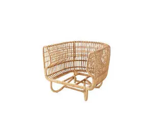 Flettet loungestol i naturlig rattan med buet ryg og armlæn, åben struktur.