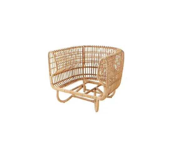 Flettet loungestol i naturlig rattan med buet ryg og armlæn, åben struktur.