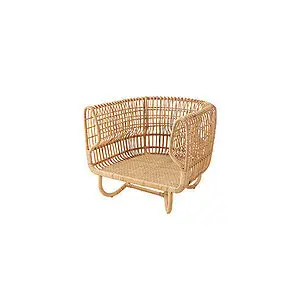 Flettet loungestol i naturlig rattan med buet ryg og armlæn, åben struktur.
