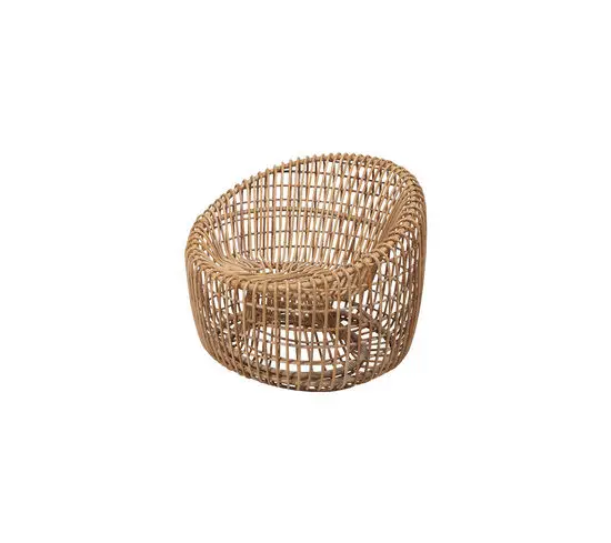 Rund stol i rattan med åben, flettet struktur og skulpturel form, der lader lys og luft passere.