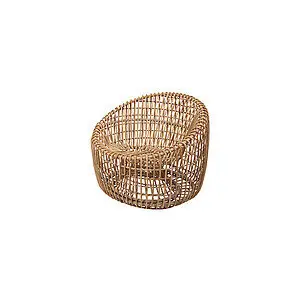 Rund stol i rattan med åben, flettet struktur og skulpturel form, der lader lys og luft passere.